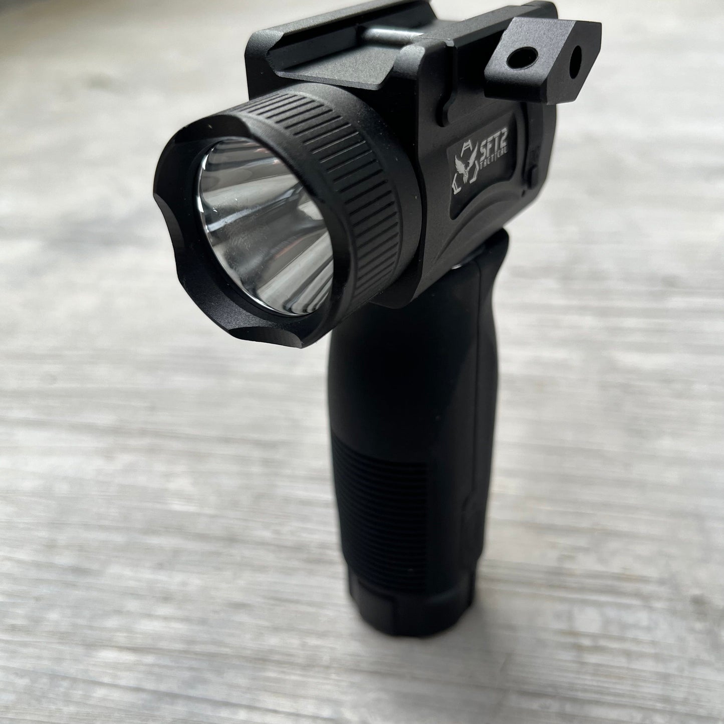 Vertical Foregrip 3 in 1 Flashlight (2000 Lumen)