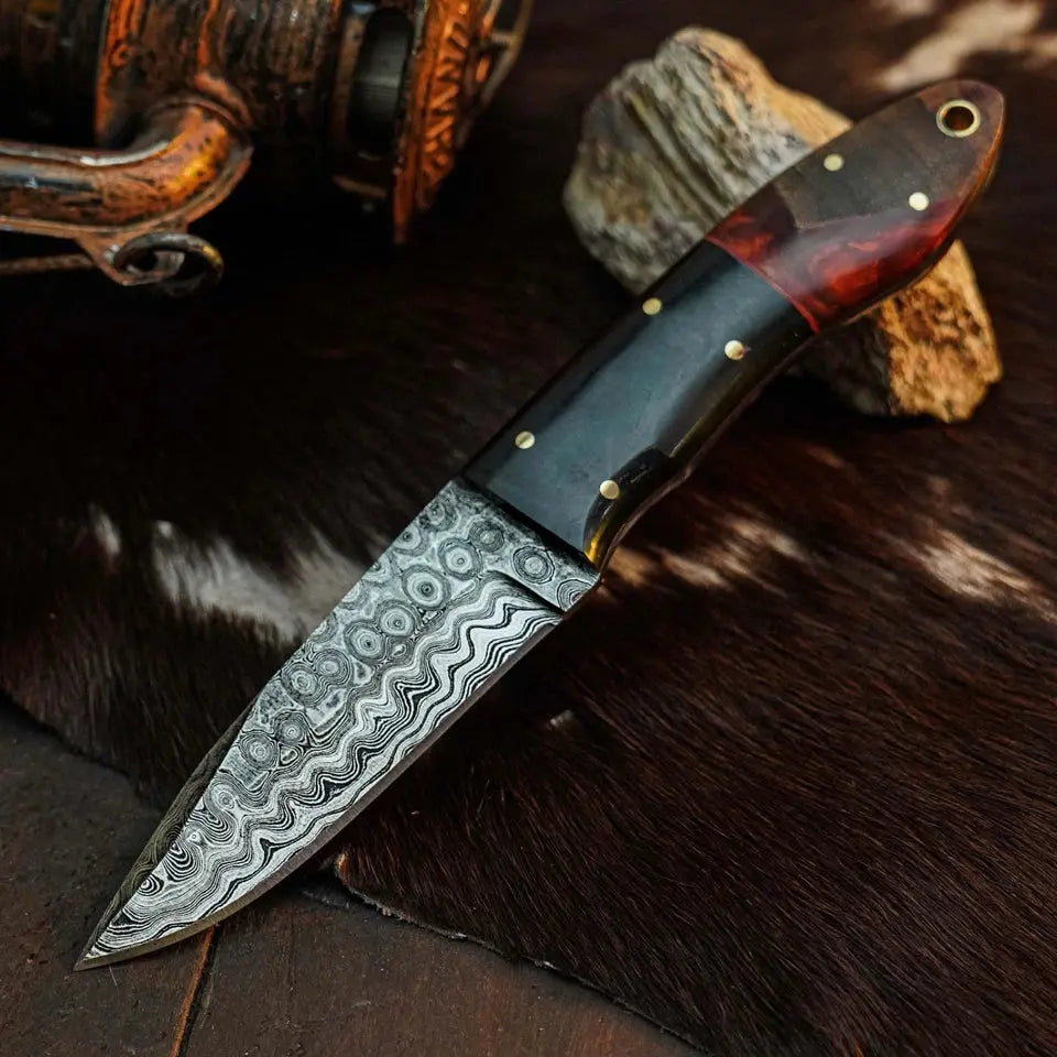 7.8" Handmade Damascus Skinner Knife – Full Tang Resin Handle & Sheath